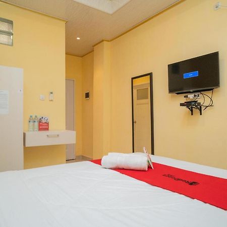 Reddoorz Plus Syariah Near Pasar Turi スラバヤ エクステリア 写真