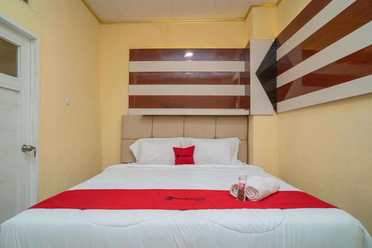 Reddoorz Plus Syariah Near Pasar Turi スラバヤ エクステリア 写真