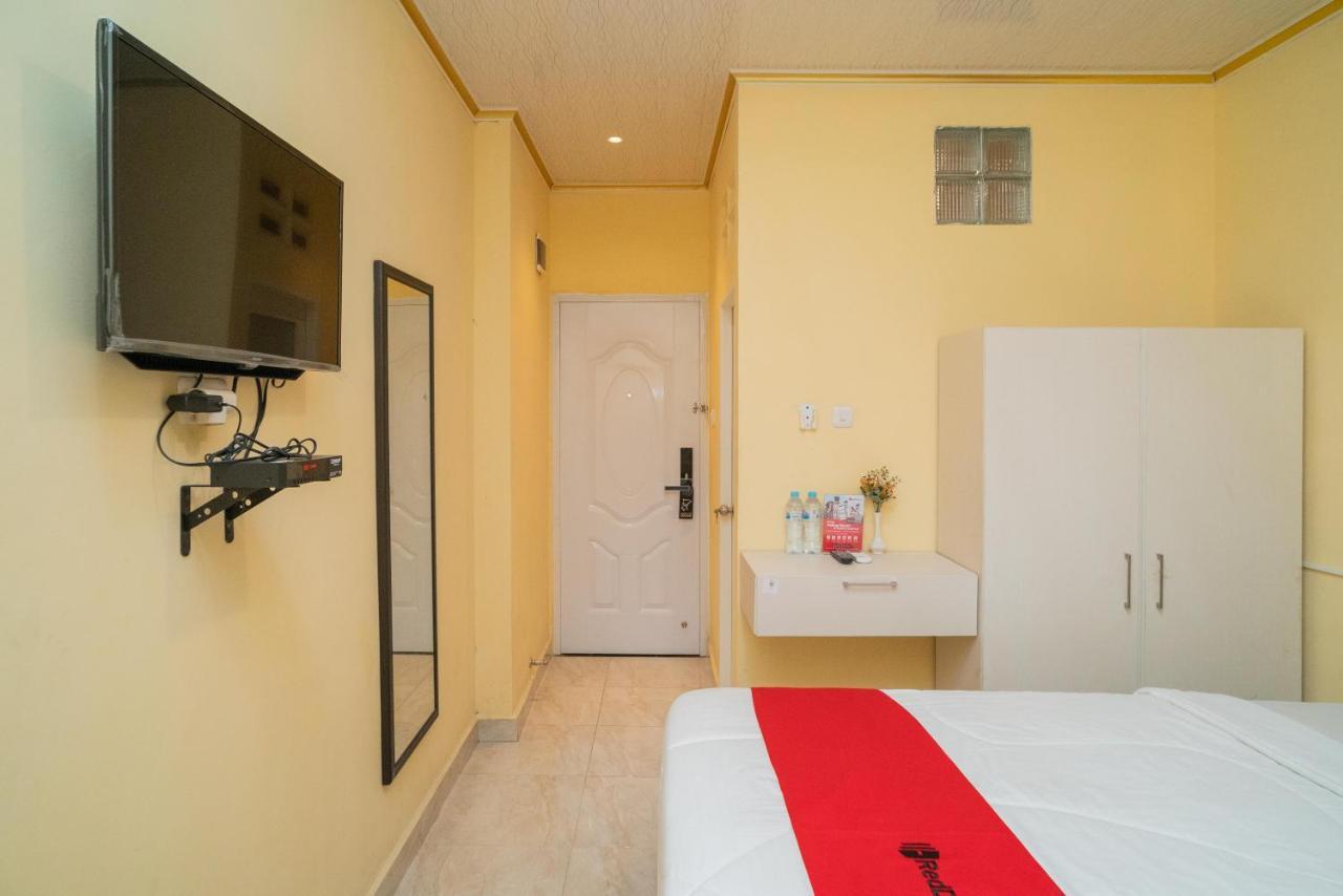 Reddoorz Plus Syariah Near Pasar Turi スラバヤ エクステリア 写真