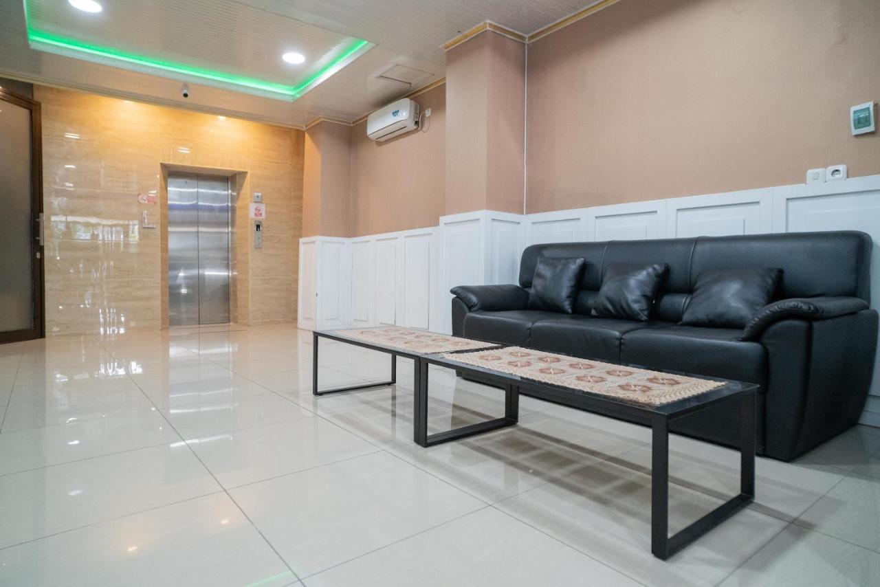 Reddoorz Plus Syariah Near Pasar Turi スラバヤ エクステリア 写真